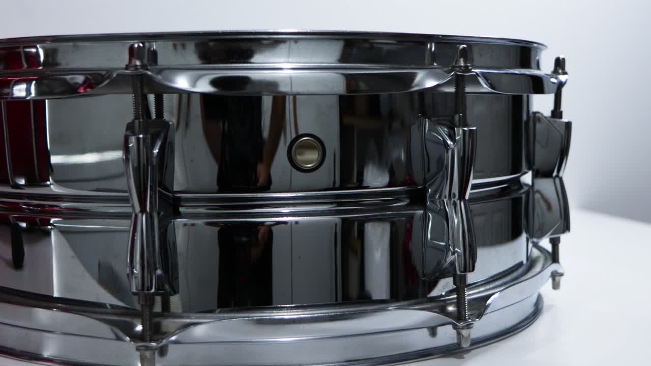 tambor de trampa de acero de cerca panorámica contra un fondo blanco