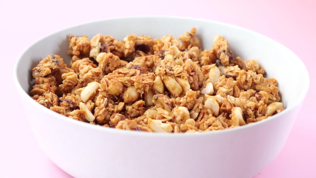 Primo piano di una ciotola di granola