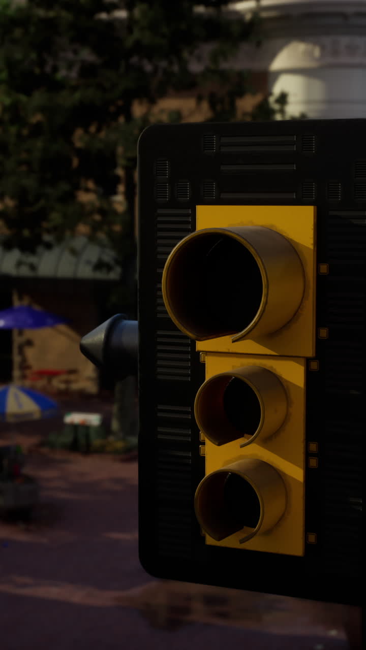 primer plano de un semáforo amarillo en un fondo borroso de la ciudad