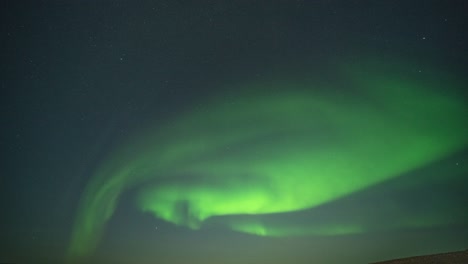 la hermosa danza de la aurora boreal en el cielo nocturno sobre el fiordo