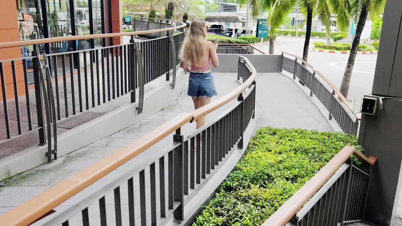 mujer caminando en una rampa en un centro comercial