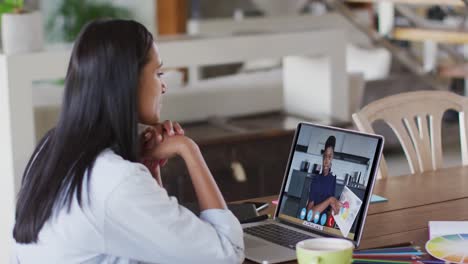 Mujer-Caucásica-Usando-Una-Computadora-Portátil-En-Una-Videollamada-Con-Una-Colega-Que-Trabaja-Desde-Casa