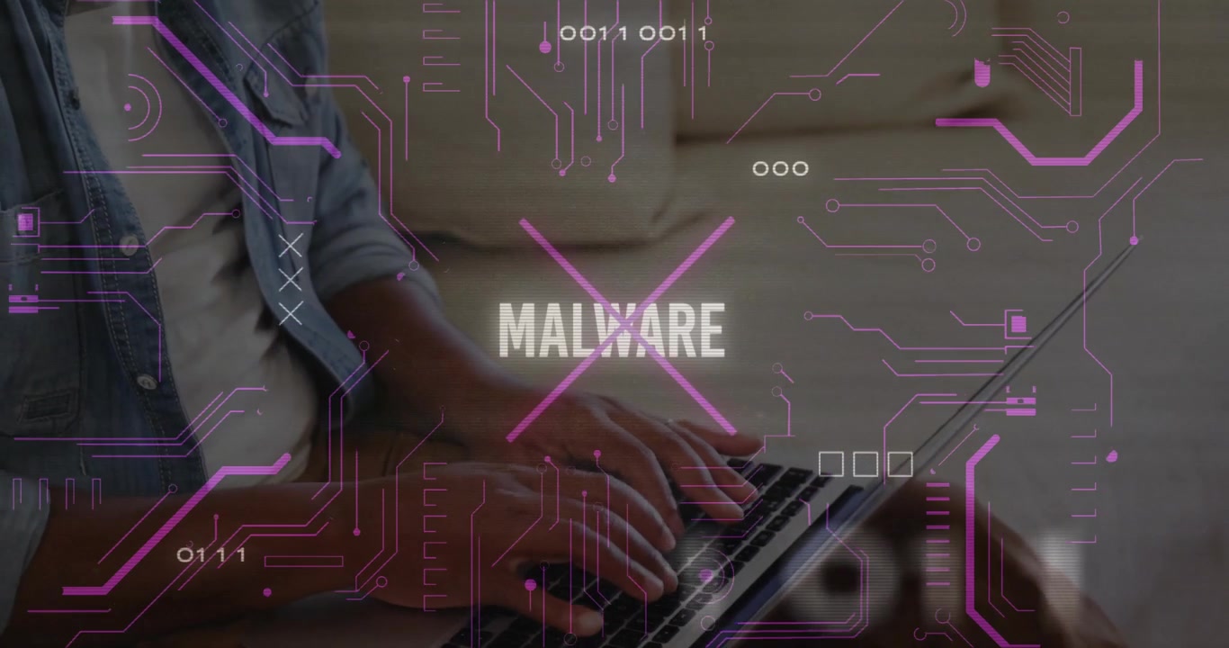 Mand taster på bærbar computer på sofaen, hvilket skaber kredsløbs- og binære overlejringer til fjernelse af cybersikkerhedstrusler.