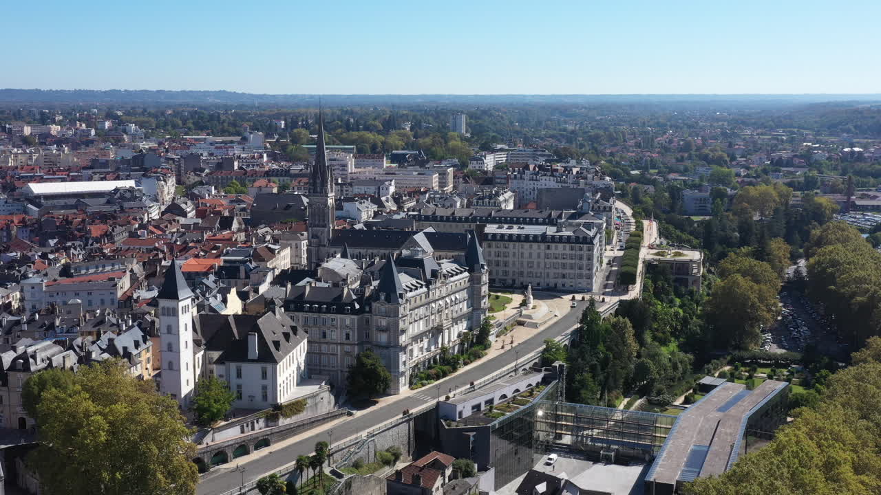 boulevard des pyrénées vista aérea día soleado pau francia iglesia centro de la ciudad vieja