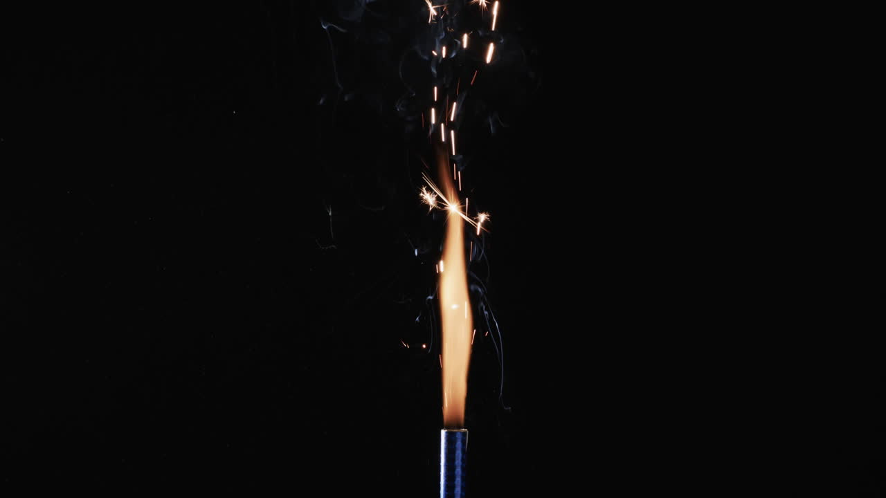 Video di una torcia con fiamma gialla e scintille e spazio per il testo su sfondo nero