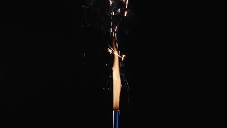 video de una antorcha con llama amarilla y chispas y copia del espacio sobre fondo negro