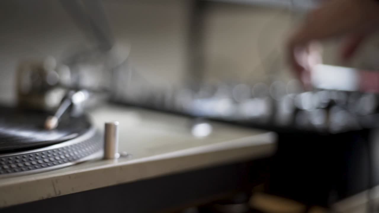 панорамный снимок диджея за столом с высоким разрешением