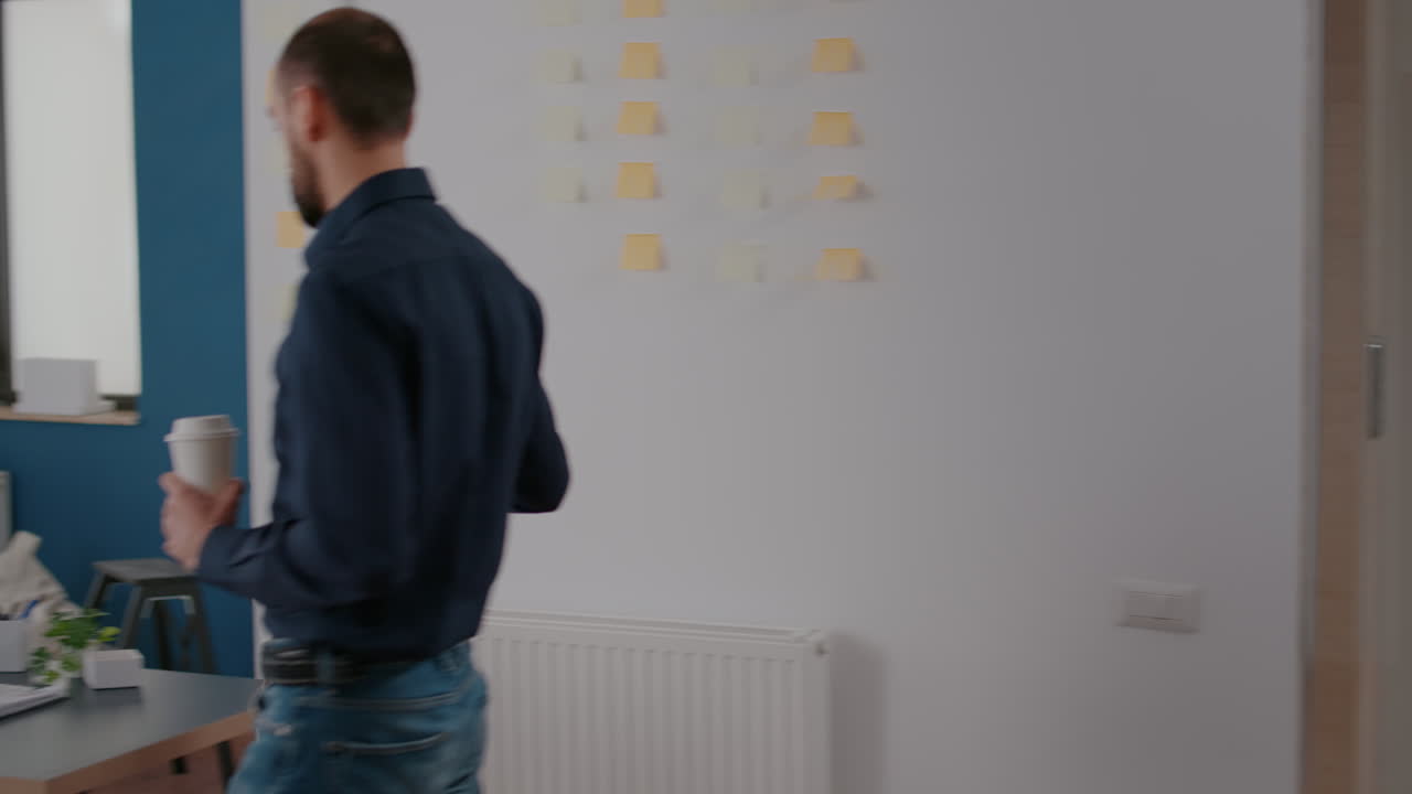 hombre de negocios subiendo las escaleras sosteniendo una bolsa de papel para el almuerzo y café durante el almuerzo