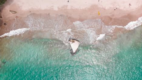 Eine-Drohnenaufnahme-Aus-Der-Vogelperspektive-über-Einem-Weißen-Sandstrand-In-Der-Nähe-Von-Cathedral-Cove,-Neuseeland