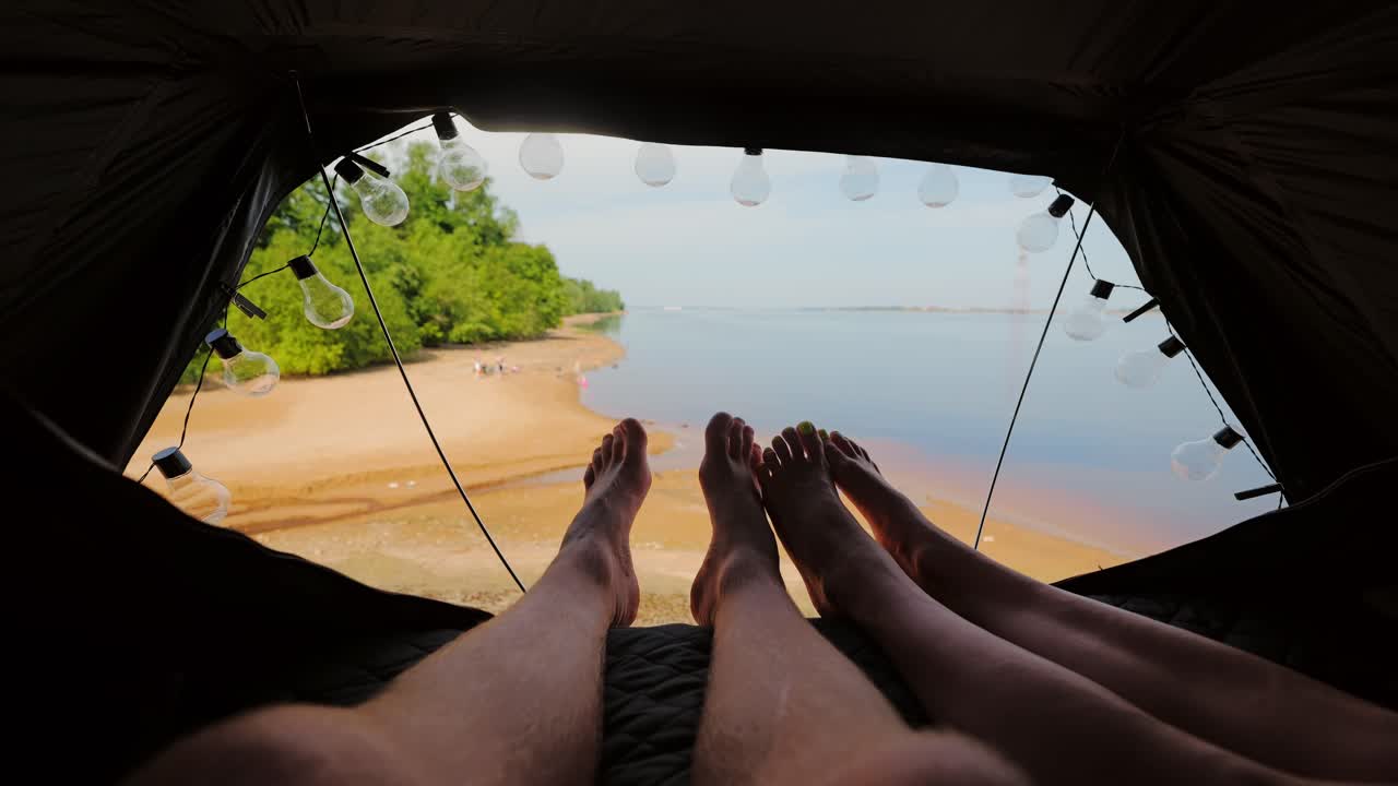 Fredelig sommermorgen i tagtelt med udsigt over lettisk flodreservoir