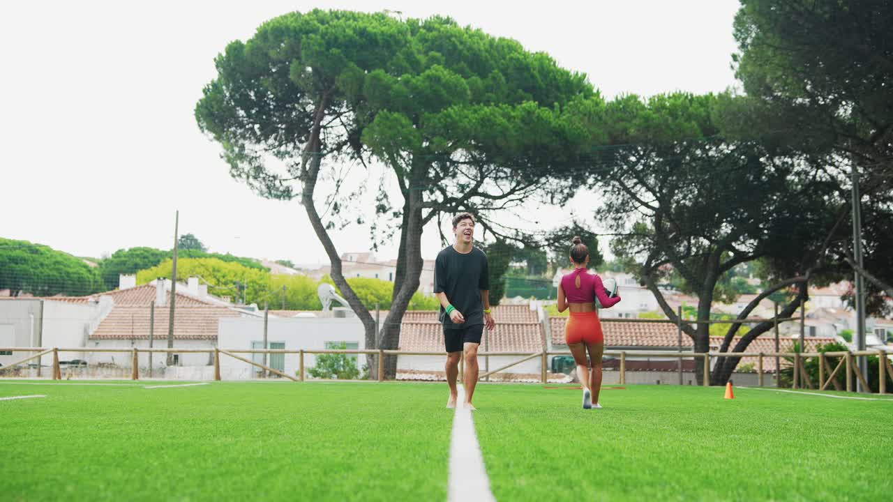 야외에서 운동하는 사람들