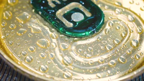 la tapa de la lata de soda de aluminio de refresco con hielo da la vuelta al círculo.