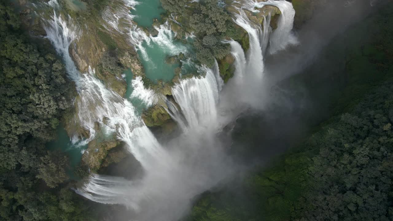el avión no tripulado asciende por encima de la cascada de tamul, el agua de grand colours sal se desliza en cascada en el cañón.
