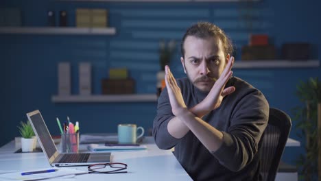 hombre de negocios diciendo que no a la cámara con una expresión severa y seria.