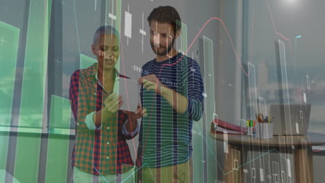 animación de análisis de datos financieros sobre diversos colegas discutiendo información en la tableta