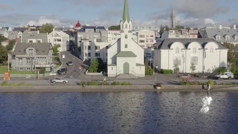 volando lejos de la pintoresca iglesia libre en el centro de reykjavik, islandia