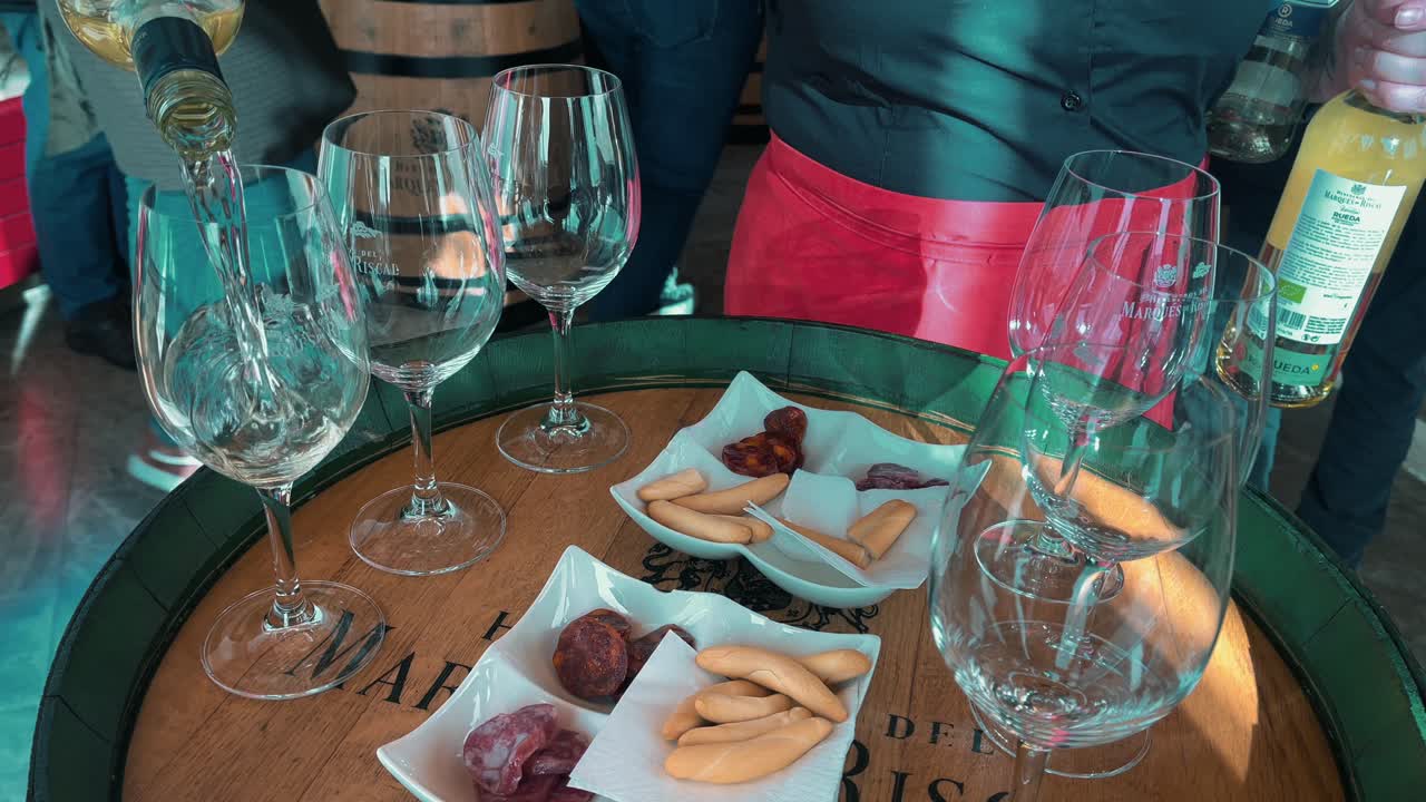 와인 시음 중에 슬로우 모션으로 화이트 와인을 붓는 여자