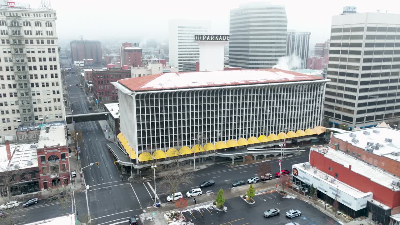 워싱턴 주 스포케인에 있는 파케이드 플라자 주차장의 와이드 드론 샷