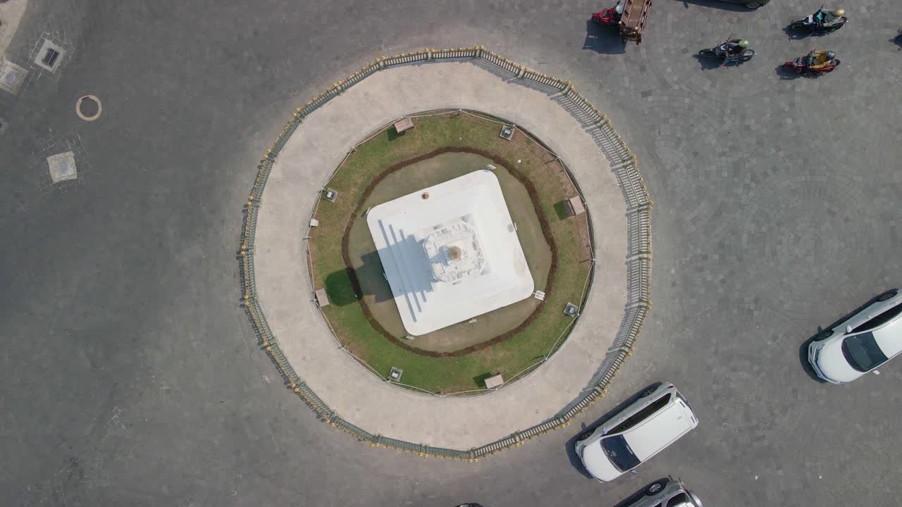 투구 요기카르타 기념비의 드론  ⁇