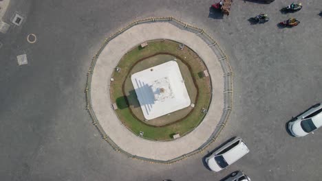 girando moviéndose por encima de la cabeza drone disparo de tugu yogyakarta monumento