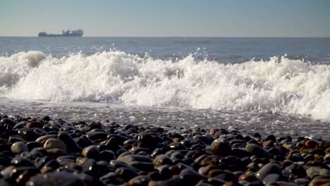 agujero de marea en la orilla rocosa del mar de guijarros