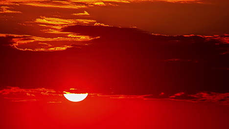 Nahaufnahme-Des-Sonnenaufgangs-Im-Orangefarbenen-Himmel-Im-Zeitraffer