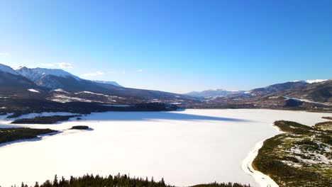 Panning-Aerial-Wide-Shot-Der-Wunderschönen-Verschneiten-Landschaft-In-Summit-County,-Vereinigte-Staaten