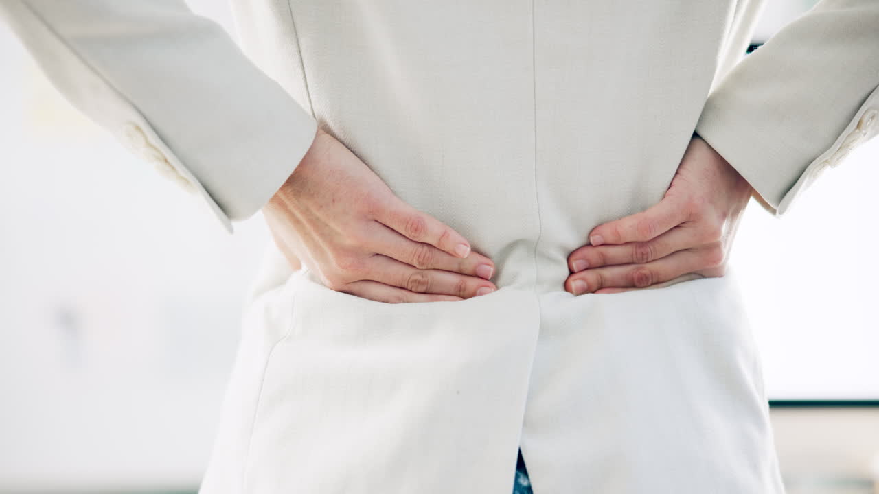 스트레스, 허리 통증, 사무실에 있는 여성의 손