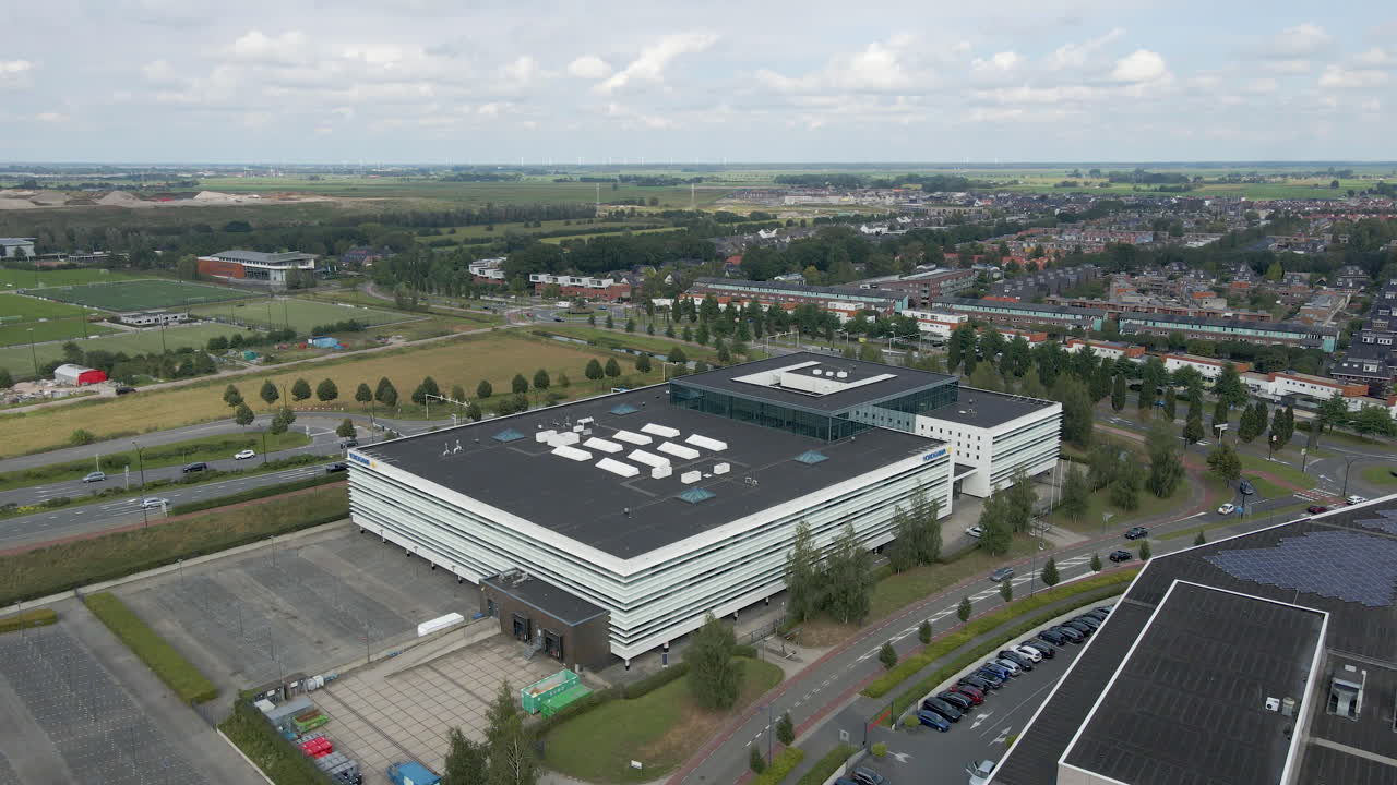 번화한 거리 근처에 있는 대형 사무실 건물