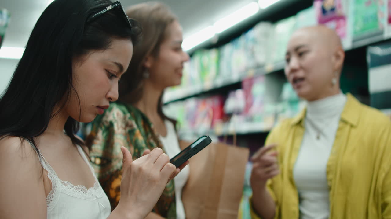 Donne che fanno acquisti al supermercato