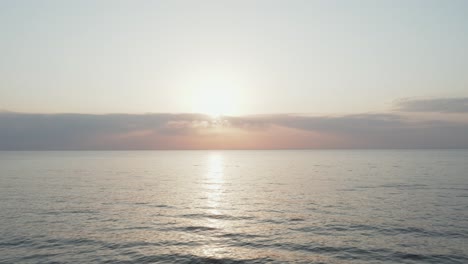 Aéreo:-Rayos-De-Sol-Que-Alcanzan-Su-Punto-Máximo-A-Través-Del-Cielo-Nublado-Por-La-Noche-Durante-La-Hora-Dorada