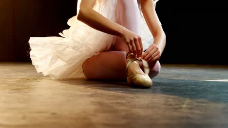 Ballerina-Zieht-Nach-Dem-Training-Die-Schuhe-Aus-4k