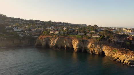 Drohnenaufnahme-Von-Küstenhöhlen-In-La-Jolla-Cove-In-Kalifornien-Bei-Einem-Wunderschönen-Sonnenuntergang---Antenne