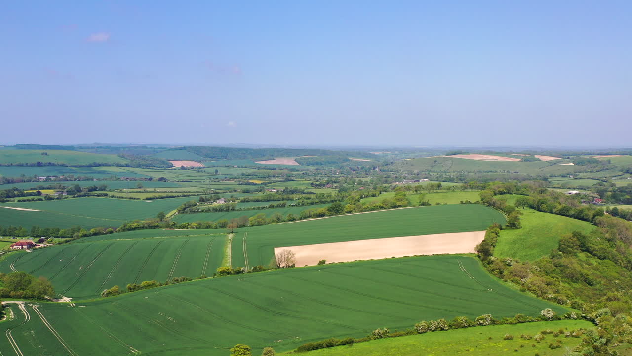 Vol aérien panoramique au-dessus de Butser Hill, journée ensoleillée, Royaume-Uni, 4K