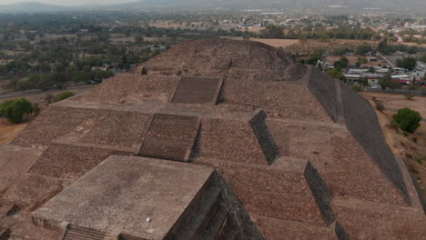 Vista-De-Drones-Del-Frente-De-La-Pirámide-De-La-Luna-En-El-Complejo-De-Teotihuacan-En-El-Valle-De-México.-El-Templo-Precolombino-Mesoamericano-Es-La-Tercera-Pirámide-Más-Grande-Del-Mundo.-Destino-De-Viaje.-Patrimonio-Mundial-De-La-UNESCO
