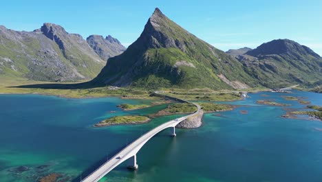 coches conducen a las islas lofoten puente y ruta panorámica en noruega, escandinavia - aérea