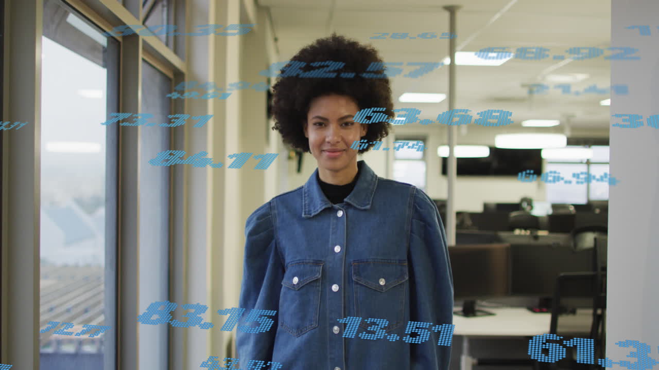 animación del procesamiento de datos financieros sobre una mujer de negocios biracial en la oficina