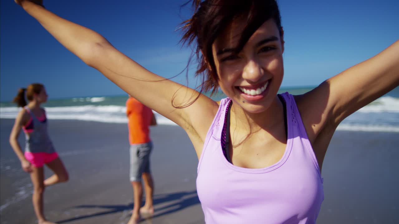retrato de una mujer latinoamericana haciendo ejercicio en la playa