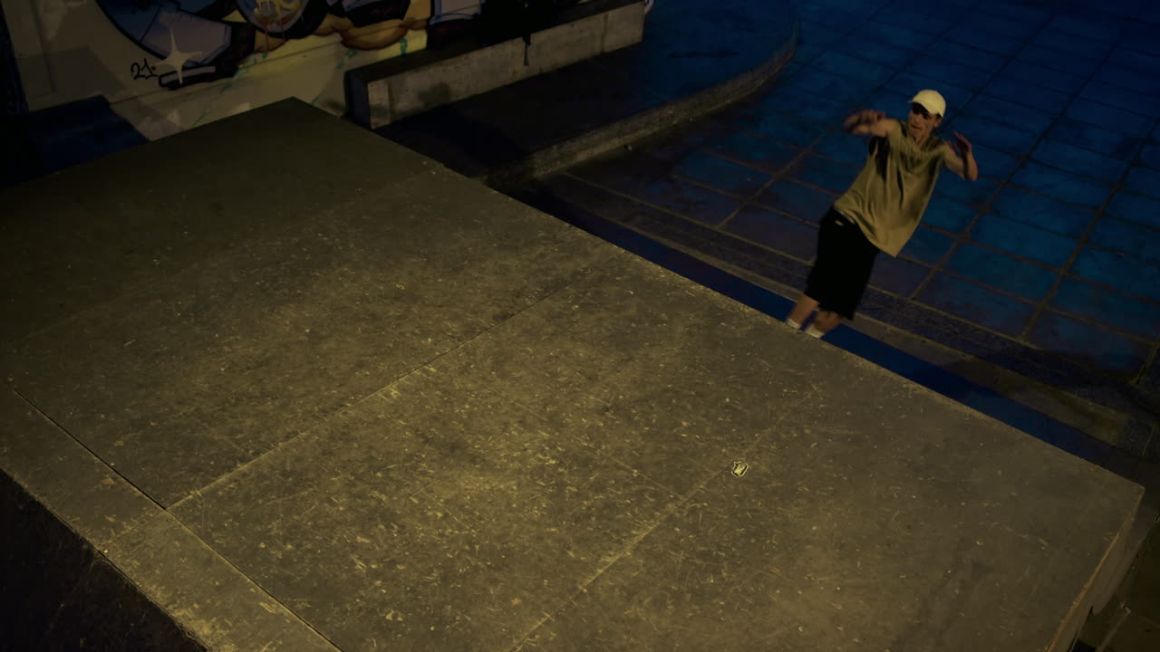 스케이트 파크에서 스케이트 보드를 타고 있는 젊은 스케이트 선수, 스케이트 보드를 연습하는 활동적인 남자.