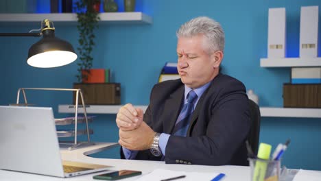 un hombre de negocios cansado con dolor en las muñecas.
