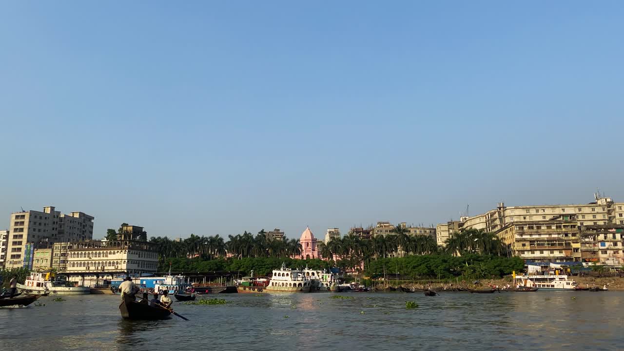 vista vertical de un puerto fluvial comercial a media tarde en la ciudad vieja de dhaka en bangladesh, india