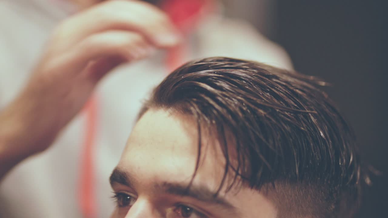 Acconciatura uomo effetto bagnato. Styling capelli con gel. Stile capelli maschile.