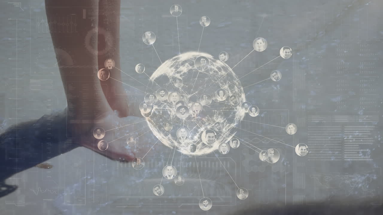 회전하는 지구의 애니메이션, 두 인종의 사람들이 해변에 서 있는 소녀에 대항하는 분자