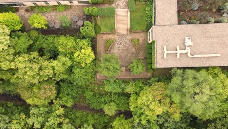 überwucherter-Garten-In-Einer-örtlichen-Kirche