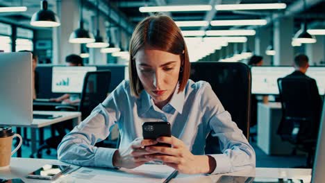 mujer de negocios trabajando en una oficina moderna por la noche