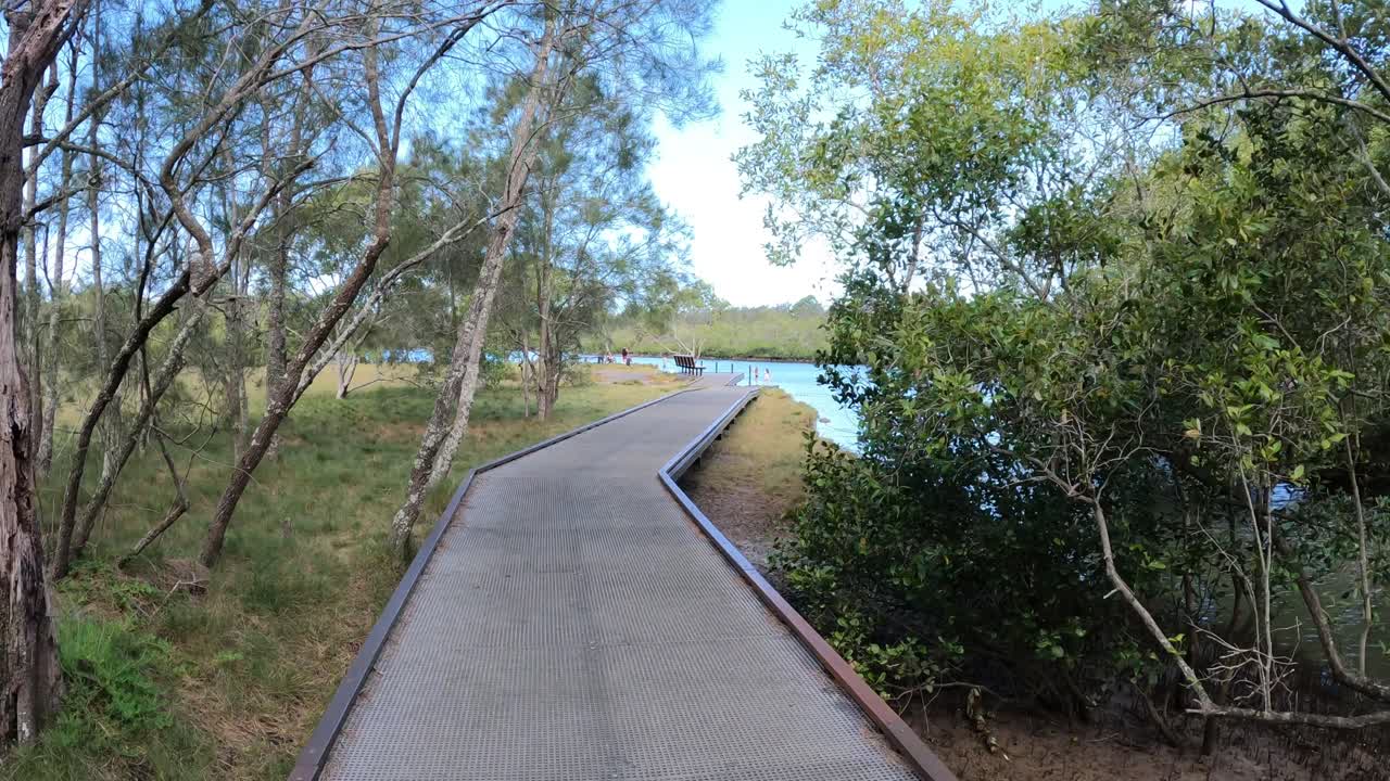 조용한 강을 따라 자연을 가로질러 가는 길