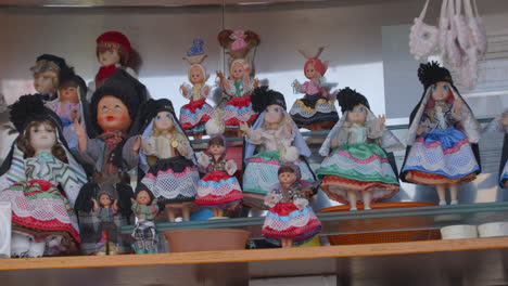 Muñecas-De-Juguete-En-Nazare,-Portugal-En-Venta-En-El-Centro-De-La-Ciudad