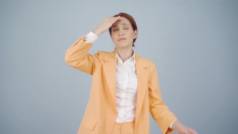 mujer de negocios con migraña.