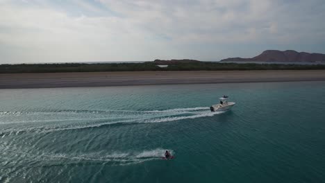 toma aérea de una persona esquiando en la isla de san jose en el mar de cortez