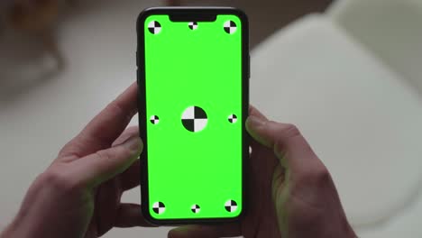 Durchführen-Von-Touch-Gesten-Mit-Den-Fingern-Auf-Einem-Smartphone-Mit-Greenscreen-Display-Mit-Tracking-Markern,-Hochformat